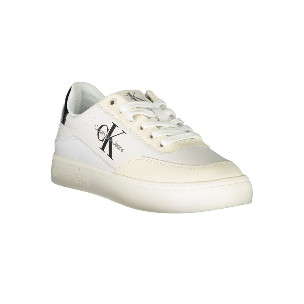 Chique witte veterschoenen met contrasterende details