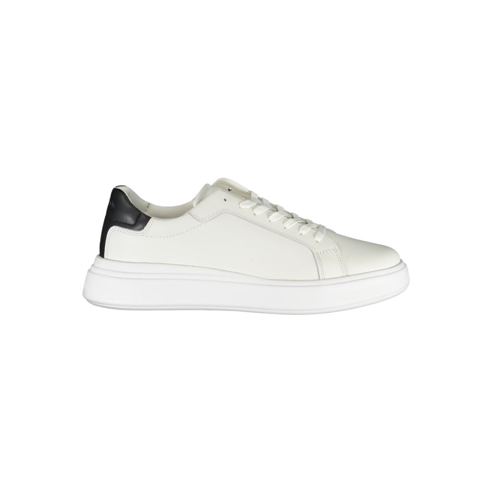 Strakke witte sneakers met contrasterende accenten