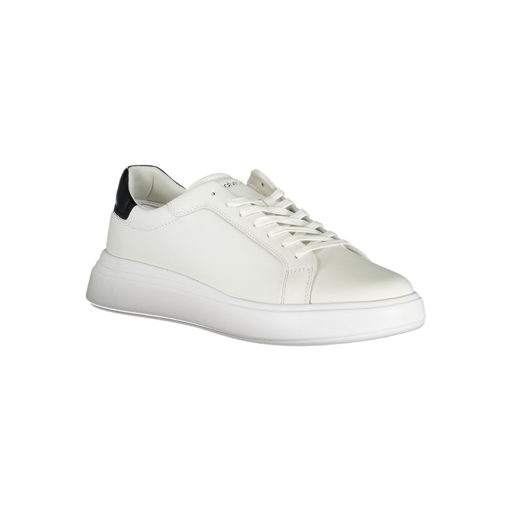 Strakke witte sneakers met contrasterende accenten