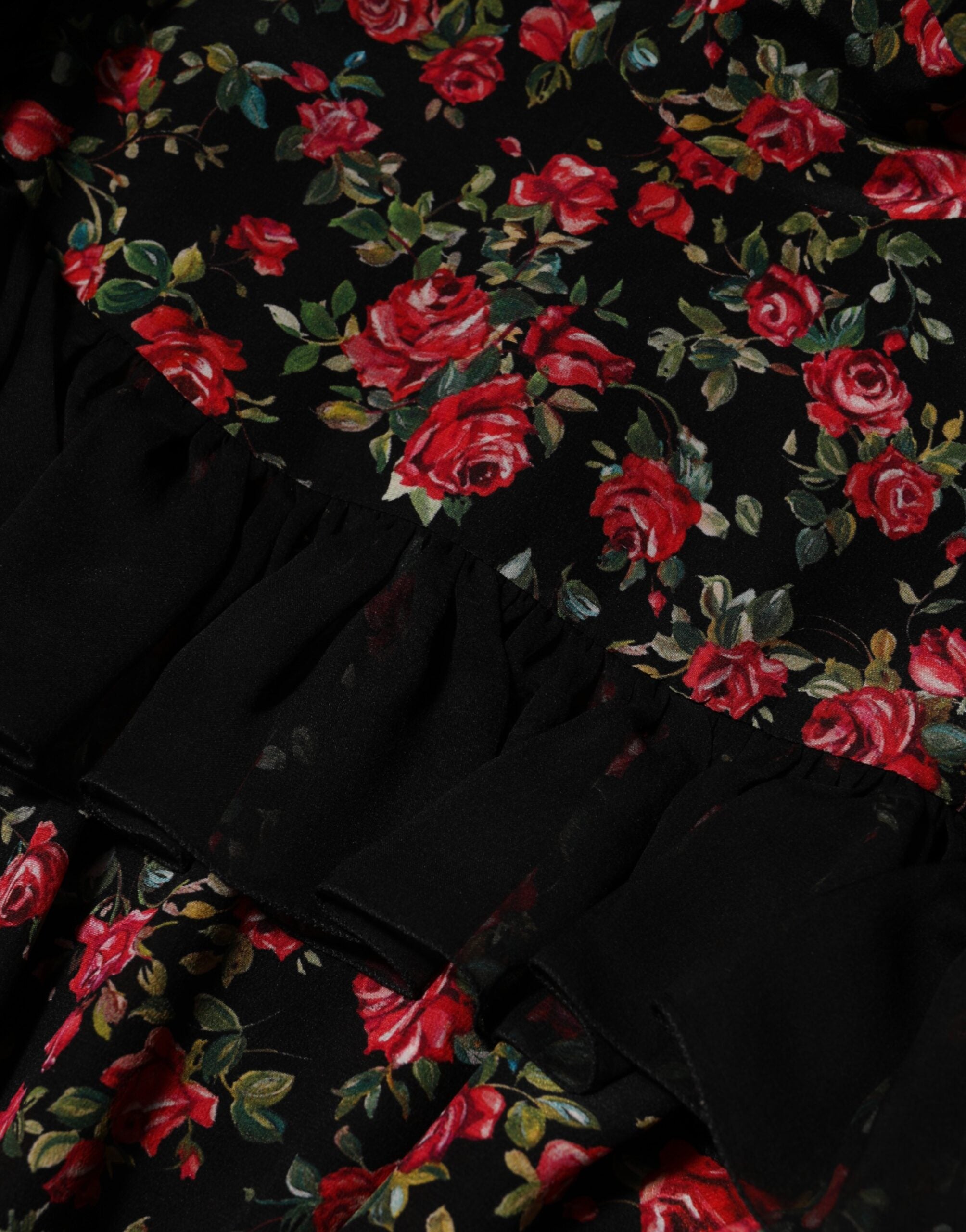 Zwarte blouse met lange mouwen en bloemenprint